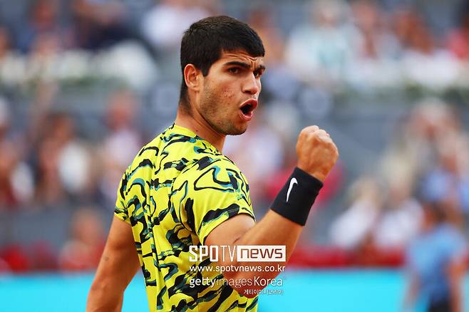 ▲ 카를로스 알카라스가 2023 ATP 투어 마드리드 오픈 단식 결승전에서 득점을 올린 뒤 주먹을 불끈 쥐고 있다.