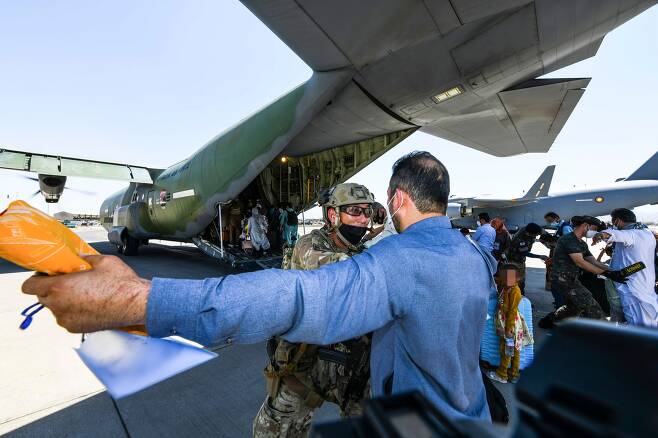아프가니스탄 현지 조력자와 가족을 한국으로 이송하는 '미라클 작전'에 투입된 공군 작전요원들이 2021년8월 아프가니스탄 카불공항에서 C-130J 수송기에 탑승할 인원을 검색하고 있다. /공군