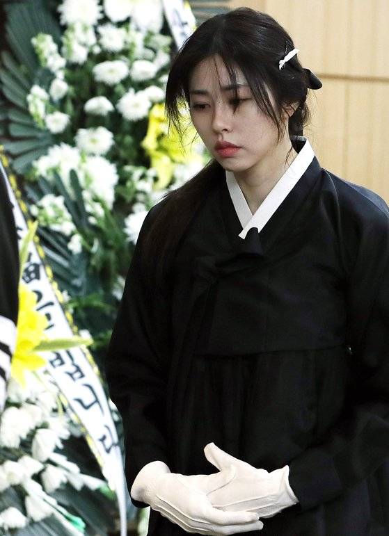 2일 오전 서울 송파구 서울아산병원 장례식장에서 엄수된 코미디언 겸 사업가 고(故) 서세원의 발인식에서 고인의 딸인 방송인 서동주가 슬픔에 잠겨 운구 행렬을 뒤따르고 있다. 뉴스1