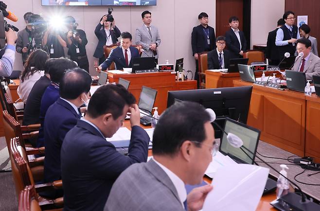 9일 국회에서 열린 외교통일위원회 전체회의에서 김태호 위원장이 의사봉을 두드리고 있다. 연합뉴스
