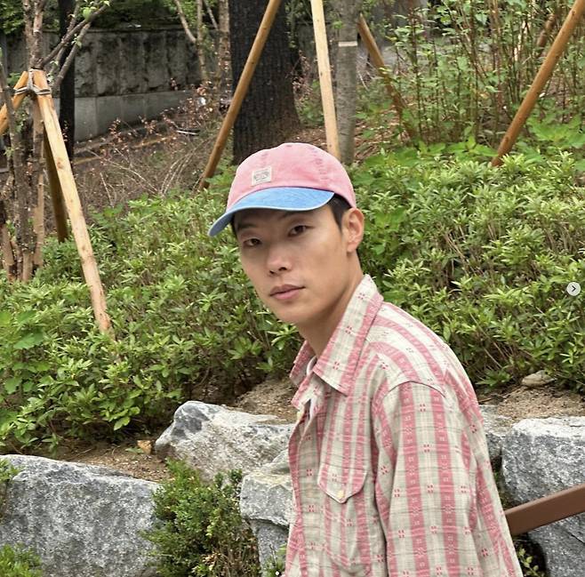 Ryu Jun-yeol posted several photos on his instagram on the 9th.Ryu Jun-yeol in a public photo stared at the camera wearing a pink striped shirt and a pink cap hat.The netizens responded that the man is also pink, have you seen this cute pink prince, Lovely really and I like pink the most.On the other hand, Ryu Jun-yeol played the role of Chun Kyung-soo in the movie Tawny owl released last November.
