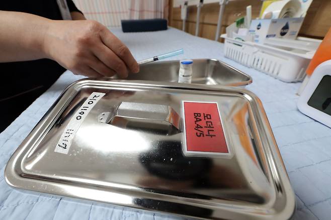 서울 한 병원에서 의료진이 신종 코로나바이러스 감염증(코로나19) 백신을 살펴보고 있다. /뉴스1