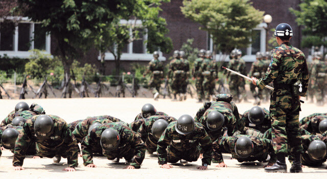 신병들이 육군 논산훈련소에서 훈련을 받고 있다. 연합뉴스