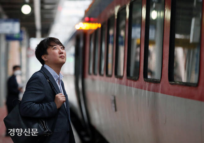 이준석 전 국민의힘 대표가 지난 4일 전남 순천역 승강장에서 서울로 향하는 기차를 기다리고 있다. 서성일 선임기자