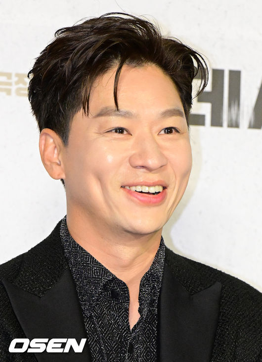 Actor Jung Sang-hoon has become the owner of 7 billion units of buildings.Jung Sang-hoon, who signed a contract for a building in Yeoksam-dong, Seoul for 7.4 billion won in May last year, was announced to have become Landlord after paying the balance in March.However, Jung Sang-hoons agency said it is difficult to confirm it because it is a private part of  ⁇  Actor.Jung Sang-hoon, who made his debut in 1998, is a representative self-made actor in the entertainment industry. He worked in drama and musicals as a rookie, but had to spend about 17 years of obscurity.Then, through TVN entertainment  ⁇  SNL  ⁇  season 5 ~ 6, it started to gain popularity from 2015.He has appeared in various commercials such as alcoholic beverages, drugs, games, and telecommunication companies, following the advertisement of his buzzword  ⁇   ⁇   ⁇   ⁇   ⁇   ⁇   ⁇   ⁇   ⁇   ⁇   ⁇   ⁇   ⁇   ⁇ .Jung Sang-hoon shows a presence that goes beyond the weight of characters across dramas and movies.On the other hand, Jung Sang-hoon, who married a 10-year-old ordinary person in 2012, is raising three others.DB