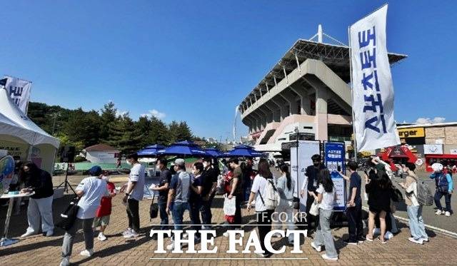 지난해 6월 스포츠토토코리아가 인천의 SSG랜더스필드에서 진행한 현장 행사에 많은 시민들이 참여하기 위해 줄을 서고 있다./스포츠토토코리아 제공
