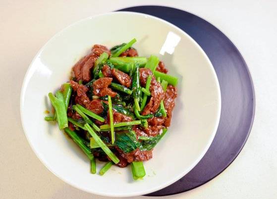 윤기가 식욕을 자극하는 황진선 셰프의 카이란 소고기볶음. 사진 쿠킹