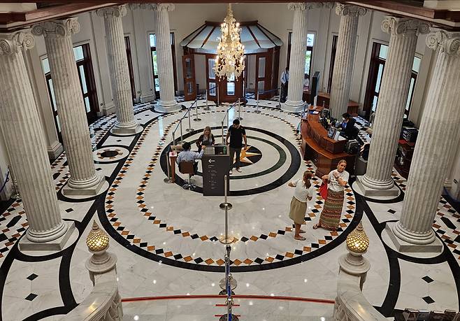 그리스 신전 같은 퀸시리킷 뮤지엄 입구