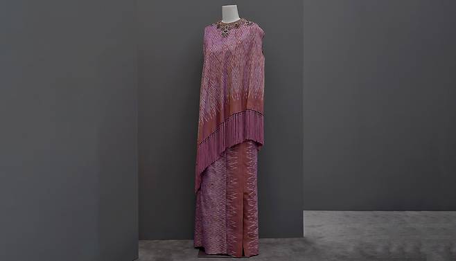 밤엔 핑크빛 이브닝 드레스를 입었다.