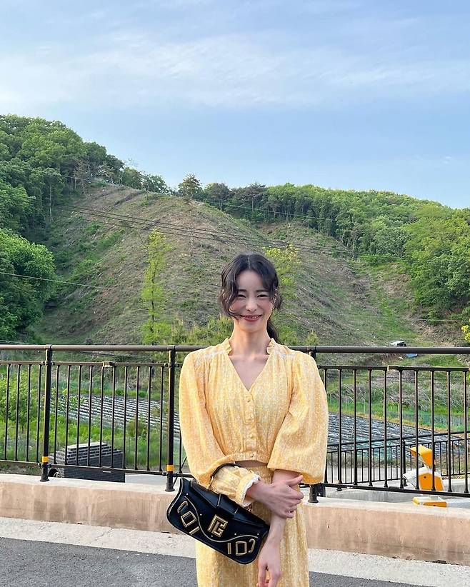 Actor Lim Ji-yeon has been up to date.Lim Ji-yeon posted several photos on his SNS on May 11 with an article called sunshine.In the public release photo, there is a picture of Lim Ji-yeon, who smiles brightly in the background of blue nature. Lim Ji-yeon showed off his lovely charm with a hippie hairstyle yellow dress.The netizens responded that Yeongene is a pimp, Why is it so beautiful, and My sunshine is Yeongene.On the other hand, Lim Ji-yeon starred in the Netflix original The Gloria as Park Yeongene. Lee Do-hyun, a 5-year-old younger, and hot love,Lim Ji-yeon decides ENA house with yard as his next work and cooperates with Kim Tae-hee.
