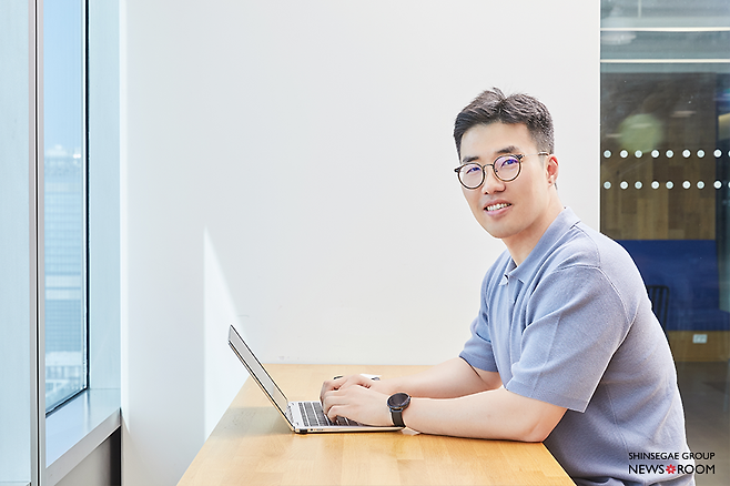 나은영 팀장이 화면을 바라보며 웃고 있다