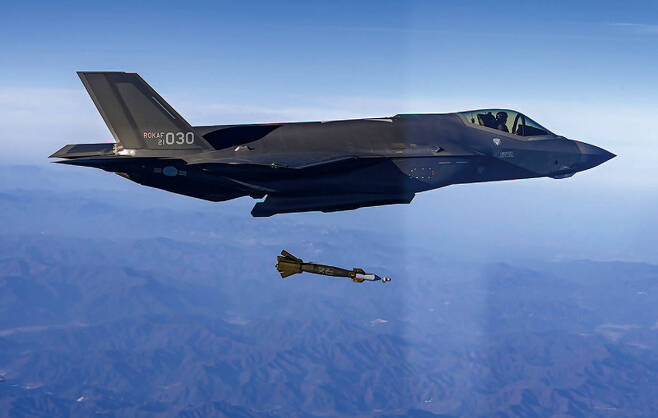 한국 공군 F-35 전투기와 미국 공군 F-16 전투기들이 2022년 11월 북한의 대륙간탄도미사일(ICBM) 발사에 대응해 연합 공중훈련을 하고 있다. ⓒUPI 연합
