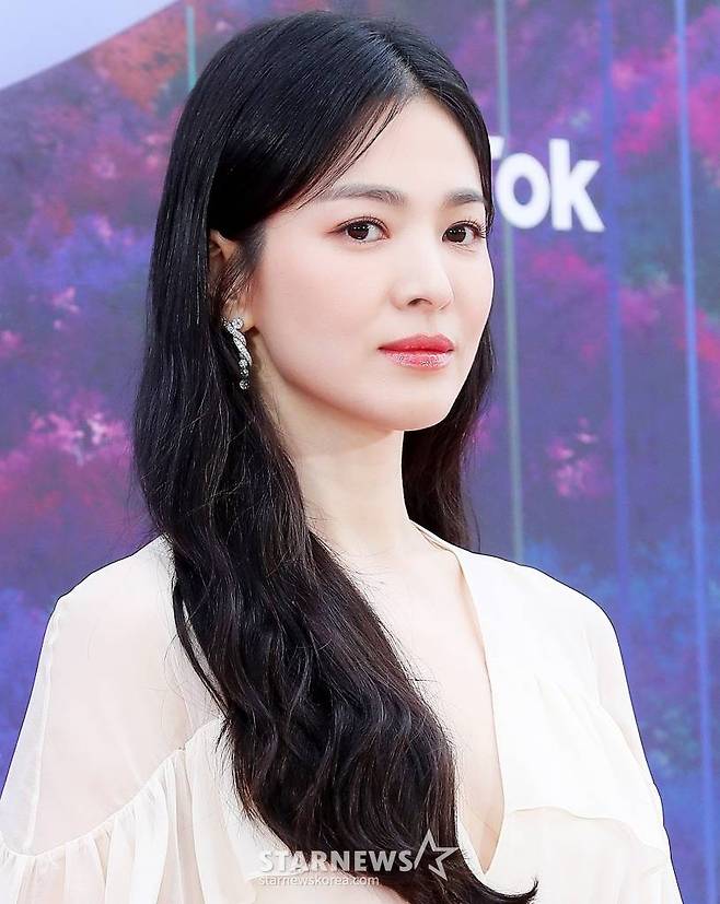 배우 송혜교가 28일 오후 인천 중구 파라다이스시티에서 진행된 '제59회 백상예술대상' 레드카펫 행사에 참석해 포즈를 취하고 있다. '백상예술대상'은 지난 1년간 TV·영화·연극 분야에서 활약한 대중문화 예술계 종사자들이 총출동해 축제를 즐기고 서로를 격려하는 자리다. 2023.04.28 /사진=김창현 기자 chmt@