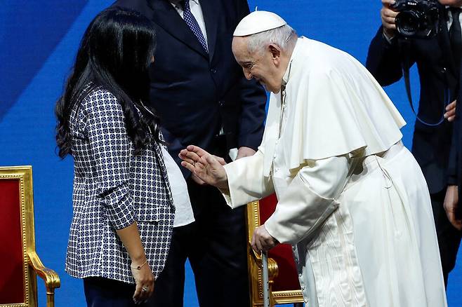 12일 프란치스코 교황이 이탈리아 로마에서 열린 저출산 관련 회의에 참석해 한 임신부와 태어날 아기를 축복하고 있다.AFP 연합뉴스