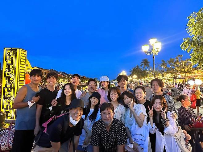 Actor Han Hyo-joo has released photos of his workshop with his agency.On the afternoon of the 13th, Han Hyo-joo posted several photos with his colleagues at BH Entertainment, along with an article entitled Thank you very much.Actor Lee Byung-hun, Ko Soo, Lee Ji-ah, Kim Go-eun, Choo Ja-hyun, Park Bo-young, Park Hae-soo, Jung Woo, Han Ji-min and Park Hae-soo gathered together to take a group photo.In the Golden Lineup of Workshop, netizens were enthusiastic with reactions such as It looks like a real family, Too good family and It looks like a movie scene.In addition to group photos with his family members, Han Hyo-joo was also impressed by the photos of Lee Ji-ah, Choo Ja-hyun, Han Ji-min and other actresses gathered together and enjoying Vietnam on board.Han Ji-min also said, I miss you already.In particular, the workshop was known to have paid the full amount of actor Lee Byung-hun.BH Entertainment said, Lee Byung-hun has paid the full cost of the Vietnam Workshop for the 17th anniversary of its founding.On the other hand, 62 people including 20 actors from BH Entertainment and 42 executive officers including Son Seok-woo have been working in Da Nang, Vietnam for three days and four days from 9th.Photo by Han Hyo-joo