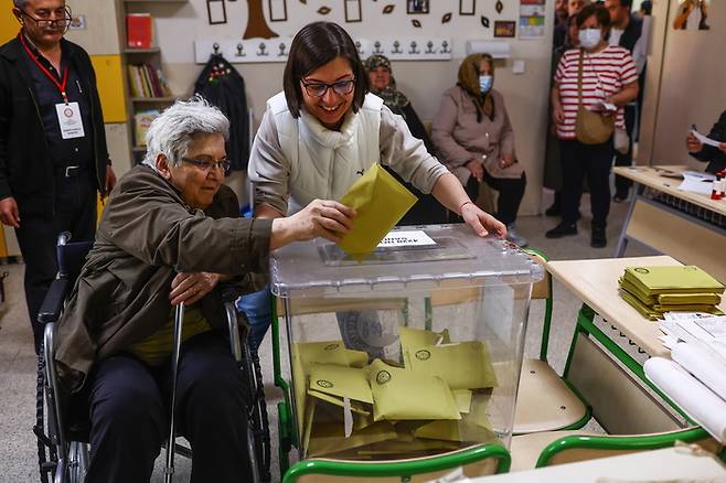 튀르키예 대선과 총선이 동시에 치러진 14일(현지시간) 앙카라에서 한 시민이 투표하고 있다. EPA연합뉴스