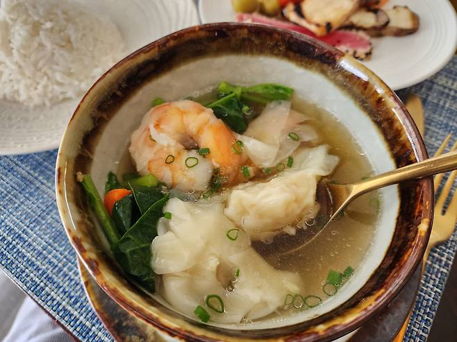 메뉴에도 없는 음식인데, 갑자기 먹고 싶다고 했더니 137필라스 셰프들이 한국 보다 빠르게 만들어 갖다 준 새우만두탕. 숫가락은 놋그릇이라 정겹다.