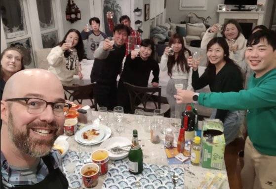 알렉산더 캠파냐 부부가 지난해 12월 폭설에 갇힌 한국인 관광객들을 집으로 초대한 당시 모습. 알렉산더 캠파냐 페이스북