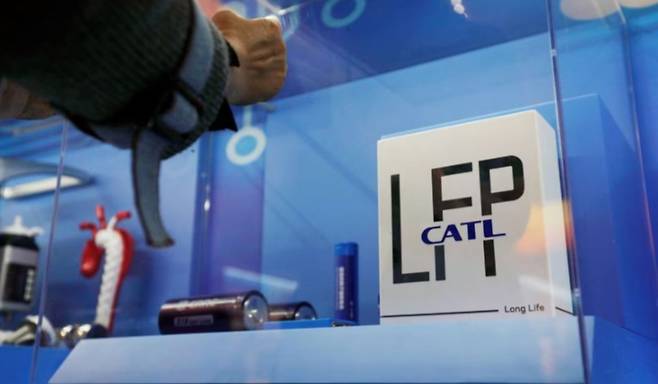 2022년 10월 12일 중국 베이징에서 열린 제20차 중국 공산당 전국대표대회(당대회) 앞두고 열린 미디어투어에 전시된 중국 배터리업체 CATL의 배터리 /로이터=뉴스1