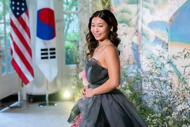 올림픽 2회 연속 우승의 위업을 달성한 한국계 미국 스노보드 선수 클로이 김이 지난달 26일 한미 정상 국빈만찬이 열리는 워싱턴DC 백악관에 도착해 포즈를 잡고 있다. /연합뉴스