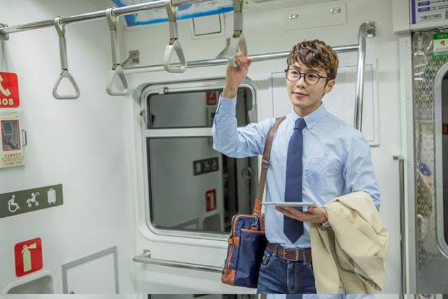 버스·지하철에서 서서 가거나 앉아 있을 때 드로인 운동을 하면 다이어트에 도움이 된다./사진=클립아트코리아