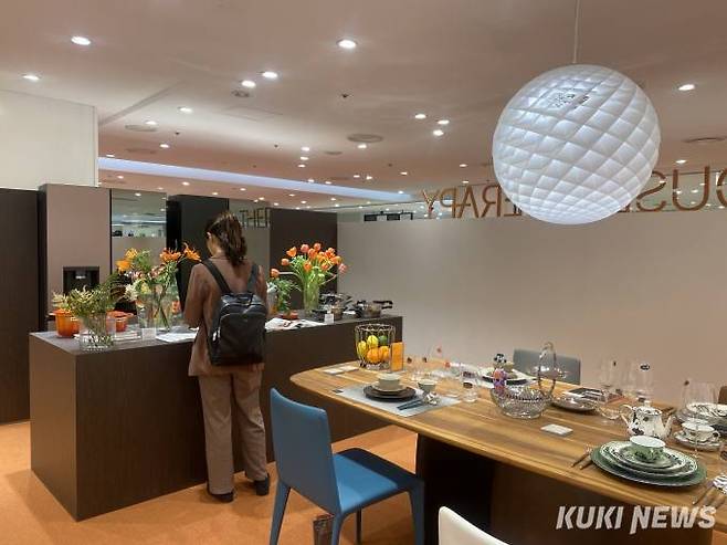 한 고객이 팝업스토어 주방을 둘러보고 있다. 사진=심하연 기자