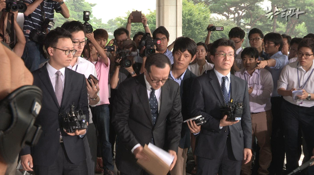 2013년 9월 10일 전두환 장남 전재국이 서울중앙지검에 나와 대국민사과문을 발표하고 일가가 함께 전두환 추징금을 완납하겠다고 약속했다. 뉴스타파가 그 해 6월 전재국의 조세도피처 유령회사 설립과 해외비밀계좌 개설 사실을 폭로하고 3개월만이었다. 전두환 일가의 이 약속은 제대로 지켜지지 않았다.