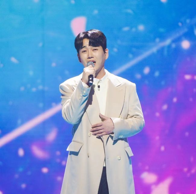 The singer hwang young-woong, who caused a stir with past privacy controversies such as school violence, started the comeback.Hwang young-woongs agency, Our Entertainment, posted the first greetings to fans who love hwang young-woong in the official fan cafe.Hwang young-woong has released a video of singing practice in commemoration of Mothers Day on May 8. Hwang young-woong said, Thank you very much for your support and support.Especially, hwang young-woong is doing his best for hwang young-woong, and he will do his best for the fans waiting for hwang young-woong. I would like to ask you for your support and love in the future so that you can work hard.  ⁇  Burning Mr. Trotman  ⁇   ⁇   ⁇   ⁇   ⁇   ⁇   ⁇   ⁇   ⁇   ⁇   ⁇   ⁇   ⁇   ⁇   ⁇   ⁇   ⁇   ⁇   ⁇   ⁇   ⁇   ⁇   ⁇   ⁇   ⁇   ⁇   ⁇   ⁇   ⁇   ⁇   ⁇   ⁇   ⁇   ⁇   ⁇   ⁇   ⁇   ⁇   ⁇   ⁇   ⁇   ⁇   ⁇   ⁇   ⁇A, who claims to have been violence from hwang young-woong, said that hwang young-woong had violence, such as punching and kicking his face.A claimed that hwang young-woong was charged with bilateral violence, but was dismissed because of the testimony of his friends, and that he had paid 3 million won for medical treatment and settlement.Also, there was a lot of photos of past school days such as tattoo photos of hwang young-woong.hwang young-woong is a burning Mr. Trotman  ⁇  Before the finals, the violence perpetrators from the controversies, I was caught up in school violence.hwang young-woong acknowledged his Past controversies. He asked me to reflect on Past and give me a chance to change and live better.Please apologize for allowing me to become a good member of society and contribute to it through my singing life.The burning Mr. Trotman also said that in 2016, hwang young-woong, who was 22 years old at the time, was fined 500,000 won for prosecution.There was no place for hwang young-woong, who had been confirmed to have a history of violence. He got off the burning Mr. Trotman, and the burning Mr. Trotman was also named in the national tour concert.About 80 days after acknowledging and apologizing for past privacy controversies such as violence, hwang young-woong began to look at the liver for returning on the occasion of Mothers Day.Many fans who support him are shielding him, but the gaze to see hwang young-woong is still cold.