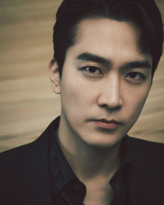 Song Seung-heon interviewed on the 18th and told various stories about the Netflix original series Delivery man (director Joe Seok).Delivery man is a future Korean peninsula that can not live without oxygen respirators due to extreme air pollution, the legendary Delivery man 5-8 (Kim Woo-bin) and the refugee Awol (Kang Yoo-suk) It is a work that depicts what is happening against the group.Song Seung-heon was the son of Ryu Jae-jin, chairman of the Thousand Group, who established the current order in the deserted world, and acted as the ambitious Thousands representative Ryu-seok!According to the Netflix TOP 10 website (top10.netflix.com) on Thursday, Delivery man topped Netflixs global TOP 10 TV (non-English) category with 31.22 million viewing hours in just three days after its release.Song Seung-heon, who debuted in 1995 as a model, has already been an actor for 28 years.Song Seung-heon said, Time seems to be really fast. This is an external story, but I went to Wedding ceremony a while ago. It was a fans Wedding ceremony that I knew since I was a child.I was the president of my fan club, and when I was a kid, I was wearing a uniform and a friend who ran to my filming place or sign chairperson. I received a wedding invitation and said that I could not go because it was a province.Song Seung-heon said, It was the first time I went to a fans wedding ceremony. When I went to the bride waiting room, I was surprised.I was going to cry when I saw him, but I was embarrassed to see him, and I suddenly got tears. I was also heartbroken. Song Seung-heon came and took pictures around me.It was a strange feeling. I saw my friend who was wearing uniforms 20 years ago getting married and I felt like a brother who married his sister.Song Seung-heon said, I am so thankful for those things. I am so grateful and thankful every time I see those people who still support me since I debuted, since I was a rookie who knows nothing.Its been almost 30 years since I made my debut, and every time I see old fans who support me, it gives me such a driving force to reflect on myself and whip me. Thank you for getting older together. 