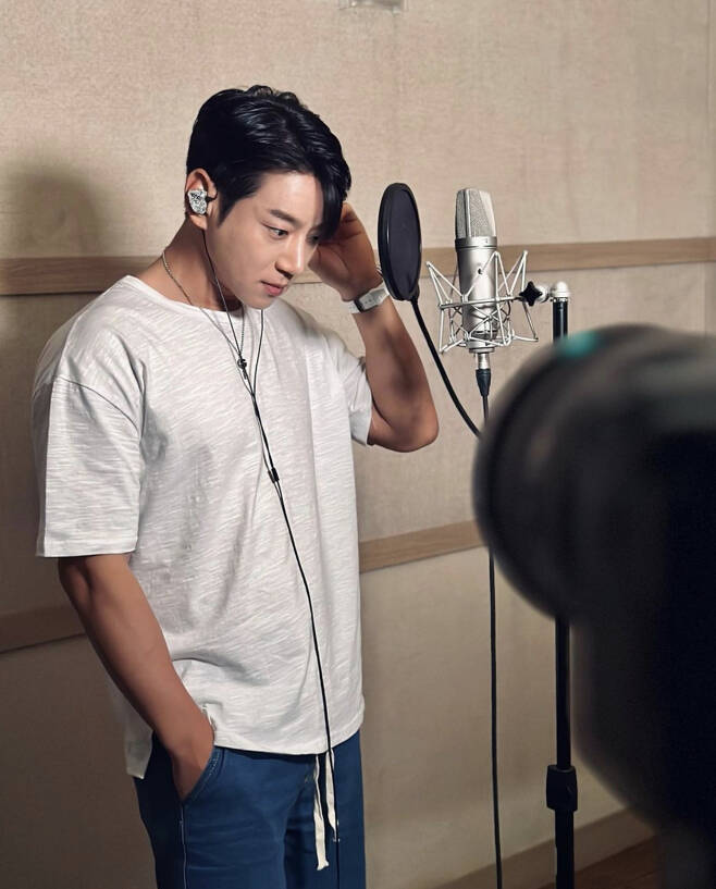 Hwang Chi-yeul posted a picture on his 18th day with his article Tudun through his instagram.Hwang Chi-yeul stood in front of the microphone in the recording room with his comfortable clothes. Hwang Chi-yeuls brown skin and solid health attracted attention.The netizens are looking forward to it, Do you want to record from now on?, I suffered from my brother, Sculpture, Expected. Nice Hwang Chi-yeul brother, Hwang Chi-yeul brother I think its getting cooler.It looks so good, he responded.On the other hand, Hwang Chi-yeul releases the mini-5 Gift on June 1st.