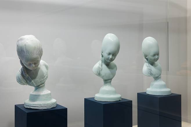 신미경, (화장실 프로젝트), 2022-2023 총 6점/ 비누, 가변크기 코리아나 화장박물관 전시 전경