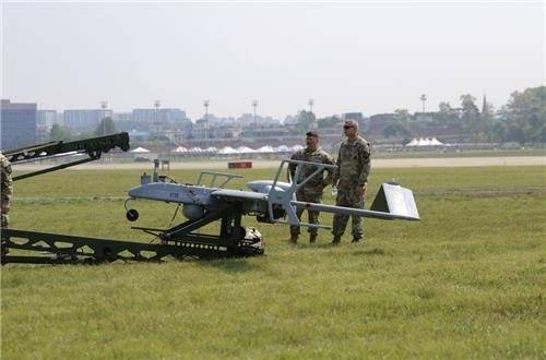 미 국방부는 19일 국방영상정보배포서비스(DVIDS)를 통해 "5-17 공중기병대대가 지난 13일 캠프 험프리스의 데시데리오 육군 비행장에서 여단급 무인정찰기 RQ-7B 블록3을 처음 운용했다"고 밝혔다. 이 부대가 RQ-7B 블록3를 운용한 것은 아파치 헬기와 여단급 무인기 간 유·무인복합체계 구축과 관련한 것으로 추정된다. 사진은 RQ-7B '섀도' 블록3 무인기. 사진=미 국방부·DVIDS 제공