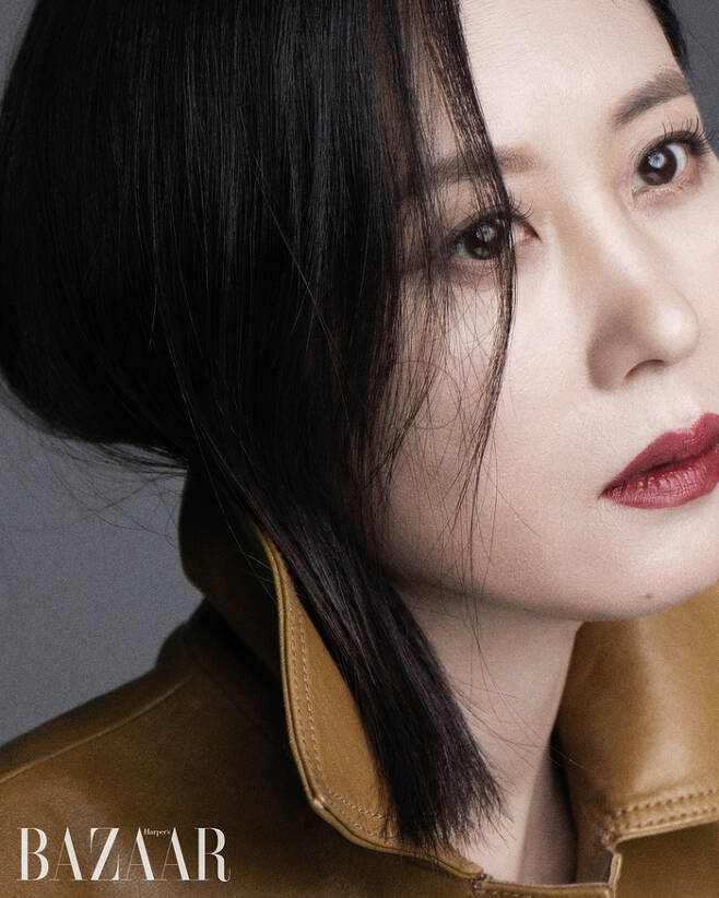 Actor Moon So-ri, who appeared in the recently released drama  ⁇  Race  ⁇ , unveiled a picture that showed a deadly charm.Moon So-ri released a picture in a fashion magazine on the 19th. In this picture, Moon So-ri showed charisma with a fascination atmosphere with elegant makeup emphasizing red lips.In a subsequent interview, Moon So-ri asked about the impressive response to the role of Oh Kyung-sook in the Netflix Queen Queen Maker, which was recently broadcasted. I remember the comment that Oh Kyung-sook has the eyes of a person who does the right thing.When I saw such a comment, I was grateful that someone tried to express what kind of person Oh Kyung-sook had lived with.When I asked about the scene atmosphere created by shooting the recently released Disney Plus original drama  ⁇  Race  ⁇ , the actors who worked in the public relations team in the drama came to see the play I appeared in earlier this year, and I was thankful for taking care of me. I boasted a strong teamwork.Moon So-ris interviews and pictures can be found in the June issue of the fashion magazine Harpers Bazaar.