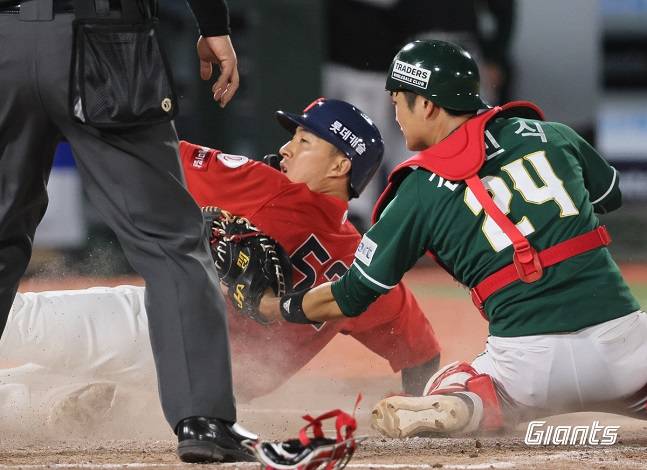 롯데 노진혁(왼쪽)이 19일 사직 SSG전에서 8회 말 박승욱의 적시타 때 홈으로 들어오고 있다. /사진=롯데 자이언츠 제공