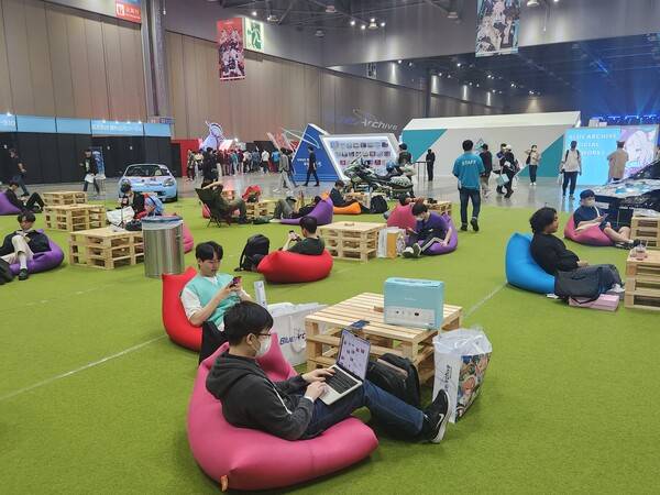 - 휴식 공간도 깔끔하게 마련되어 있다