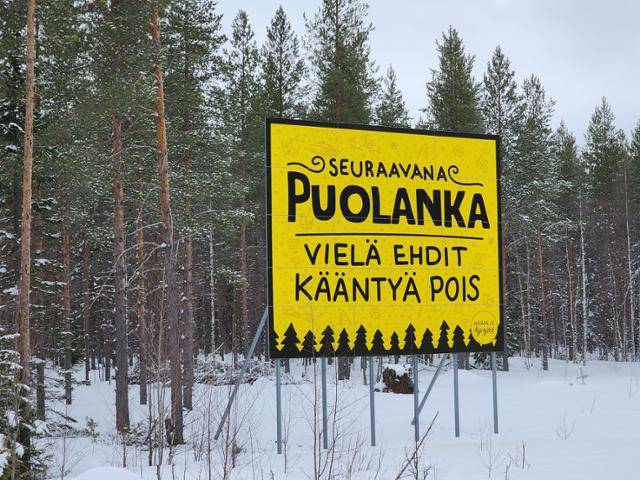 4월 25일 핀란드 소도시 푸올란카로 향하는 길에 있는 안내 표지판. '비관주의 마을'을 자처하는 푸올란카는 표지판에 '환영합니다'라는 인사 대신 '당신에겐 되돌아갈 시간이 있다'는 문구를 넣어뒀다. 푸올란카(핀란드)=신은별 특파원