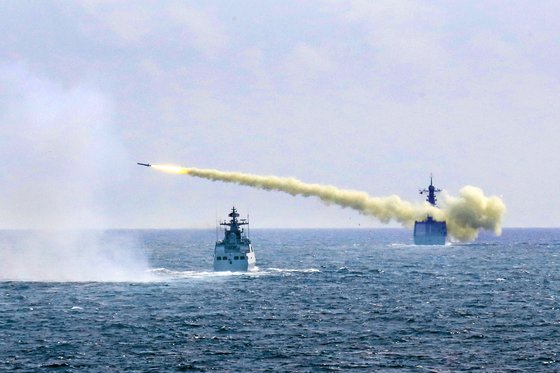 2016년 8월 중국 인민해방군 해군 소속 함정이 동중국해에서 미사일을 발사하고 있다. 이날 중국 해군은 함정 100여 척과 전투기 수십 대를 1만6000㎞ 해역과 상공에 총출동시켜 실전 수준의 대규모 실탄 훈련을 실시했다. [신화망]