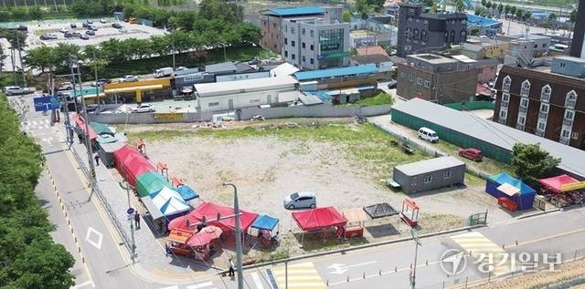 동두천문화원장이 본인 소유의 소요산 관광특구 내 부지에서 노점상들이 장사할 수 있도록 땅을 빌려주고 자릿세를 받아 온 것으로 알려졌다. 사진은 21일 해당 부지에서 영업하고 있는 노점상들. 김시범기자