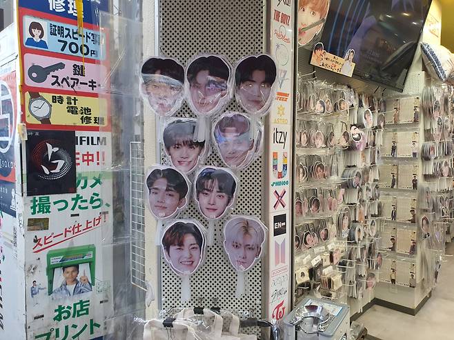 최근 한국의 한 아이돌 서바이벌 프로그램을 통해 결성된 프로젝트그룹 ‘제로베이스원’ 멤버의 사진을 붙인 부채들이 신오쿠보의 한 아이돌 굿즈매장 전면에 전시돼 있다. 손미정 기자