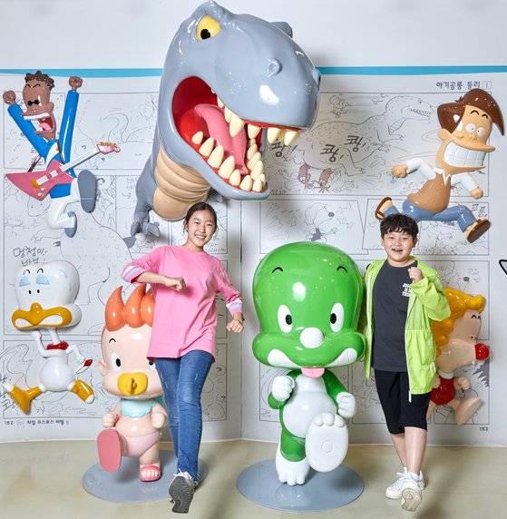 둘리뮤지엄을 찾은 소중 학생기자단이 만화책에서 나온 것 같은 둘리와 친구들 조형물에서 같이 모험을 떠나는 것처럼 포즈를 취했다.