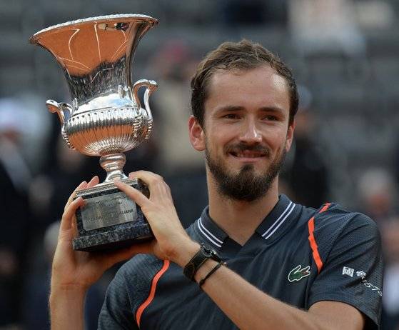 로마오픈 우승 트로피를 든 메드베데프. 신화통신=연합뉴스