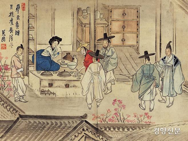 신윤복의 ‘주사거배(酒肆擧盃·술잔을 늘어놓고 마신다)’. 주모가 술을 손님의 청대로 따라주고 있다. 도포나 중치막 차림의 선비도 보이지만 붉은색 덜렁과 노란 초립을 쓴 무예청 별감과, 까치등거리에 깔때기를 쓴 나장(맨 오른쪽)의모습도 보인다. 기방과 술집을 별감과 나장은 당대 기방을 운영하고 기녀들을 관리했던 자들이다.|간송미술문화재단 소장