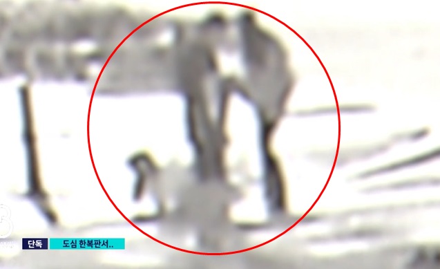 한 여중생이 성인 여성으로부터 발길질을 당하고 있는 CCTV 장면. 이 여성은 피해 여중생의 엄마로 밝혀졌다. SBS 보도화면 캡처