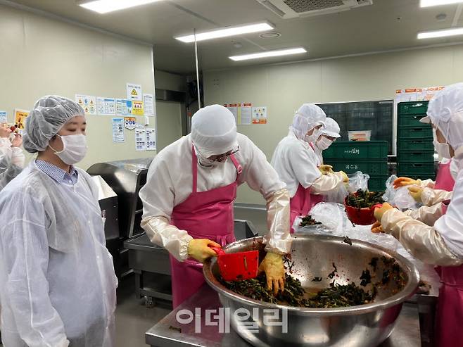 정승은(왼쪽) 조선호텔앤리조트 김치사업팀장이 서울 성동구 성수동 ‘조선호텔 김치’ 공장에서 파김치 생산 공정을 살펴보고 있다.(사진=정병묵 기자)