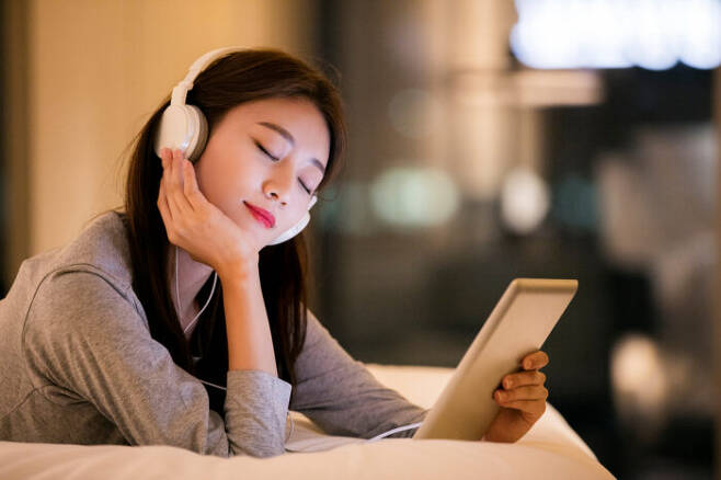 음악 듣기는 쉽게 행복감을 북돋울 수 있는 방법으로 꼽힌다. [사진=클립아트코리아]