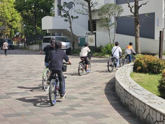 시바단지 안에서 자전거를 타고 있는 어린이들. 주민 자치회에 따르면 단지에 사는 어린이 대부분은 중국 주민의 자녀들이다. 가와구치=이영근 기자