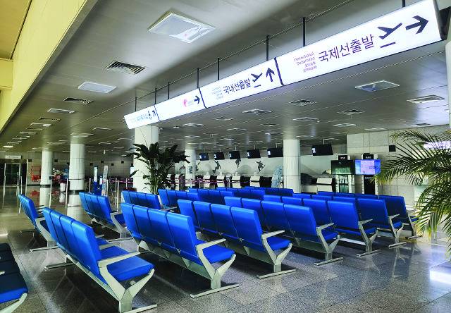 강원도 거점 저비용항공사 플라이강원이 국제선에 이어 국내선까지 운항을 중단한 지난 20일 강원도 양양군 양양국제공항 2층에 적막감이 감돌고 있다. 플라이강원은 23일 법원에 기업회생을 신청한다. 연합뉴스