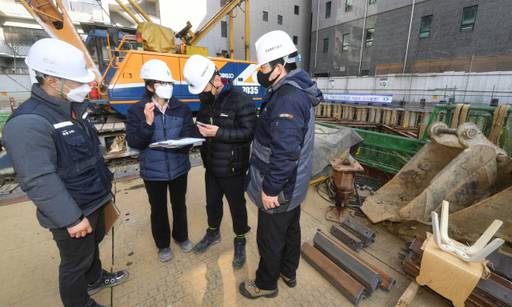 평택시의 한 공사현장에서 안전보건공단 경기지역본부 특별단속팀이 현장 점검을 하는 모습. 경기일보DB