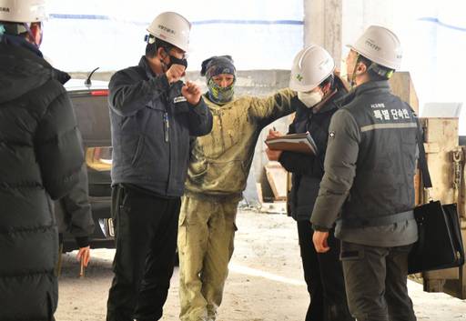 평택시 한 공사현장에서 안전보건공단 경기본부 특별단속팀이 현장 점검을 하는 모습. 경기일보DB