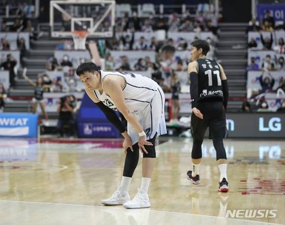 경기 중 휴식을 취하는 이종현(왼쪽). /사진=뉴시스 제공